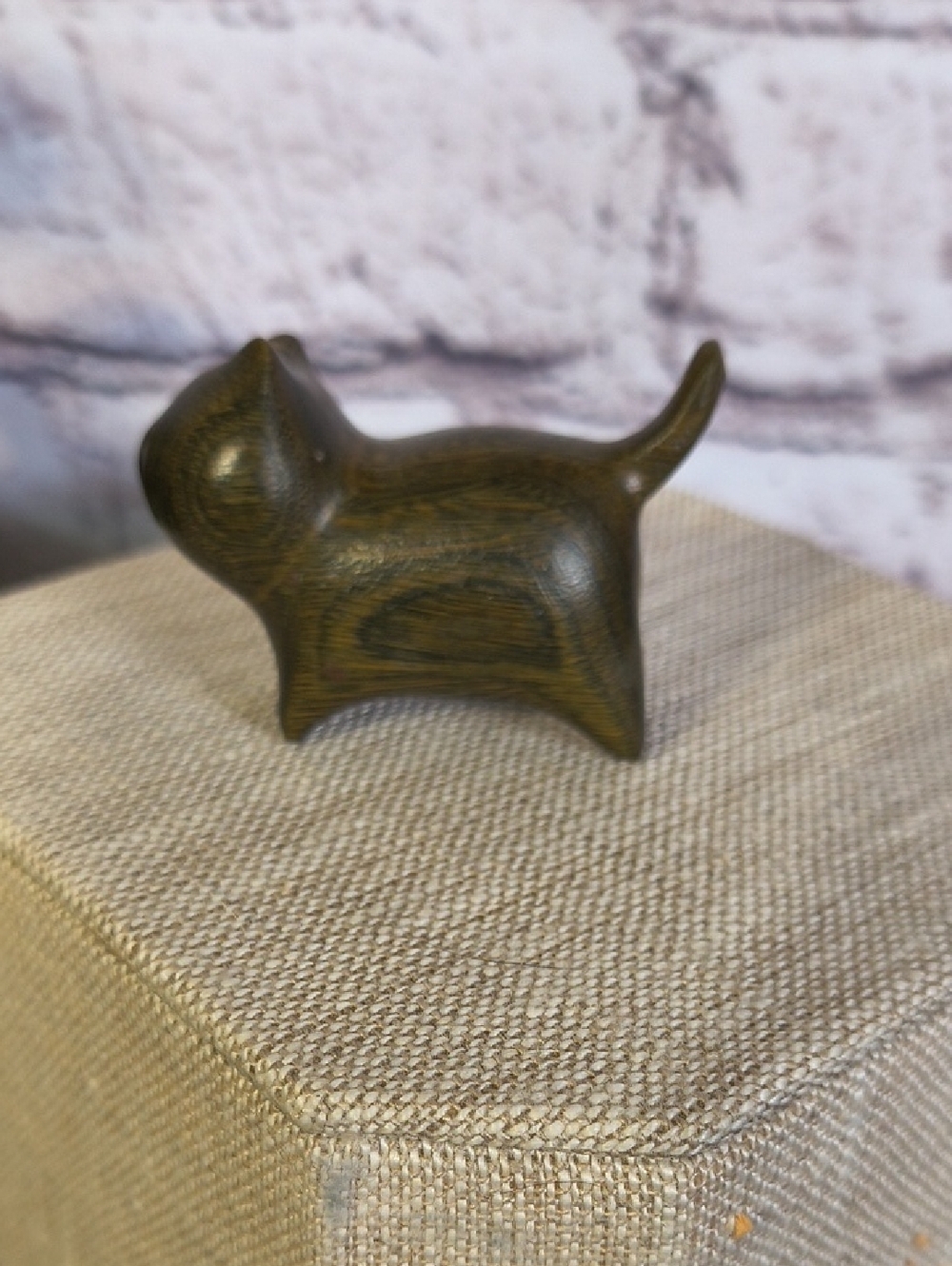 Wooden hand carved cat statue figurine kitty, tail up prancing - Picture 2 of 13